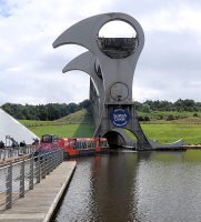 De rode rondvaartboot gaat het kanaal in.