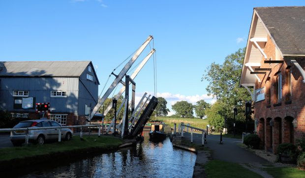 Er komt een narrowboat door de brug. Rechts de Inn waar we gaan eten.