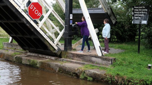 Moeder en dochter doen onderweg een bruggetje open, zodat ...