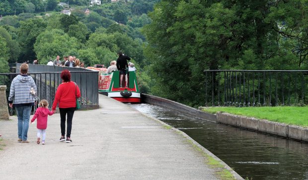 Inderdaad. Daar past een narrowboat doorheen. Je kunt beter geen hoogtevrees hebben...