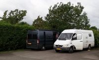 Overnachten in een hoekje van de parkeerplaats van 'The New Inn'.