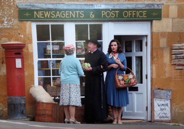 Uit de serie: mrs. McCarthy, Father Brown en Bunty voor het zogenaamde 'postkantoor'.