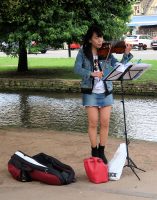 Zelfs de straatmuzikanten komen uit Azië...