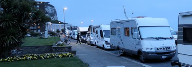 De hele boulevard van Dover, vol met campers...