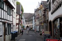 Via kleine straatjes fietsen we Ahrweiler binnen.