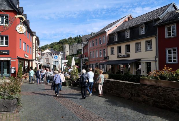 Zomerse drukte in het voetgangersgebied van Bad Münstereifel.