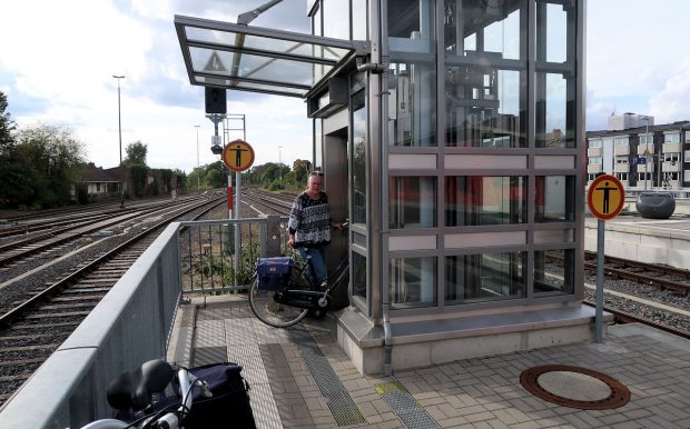 Met de lift naar het juiste perron in Euskirchen...