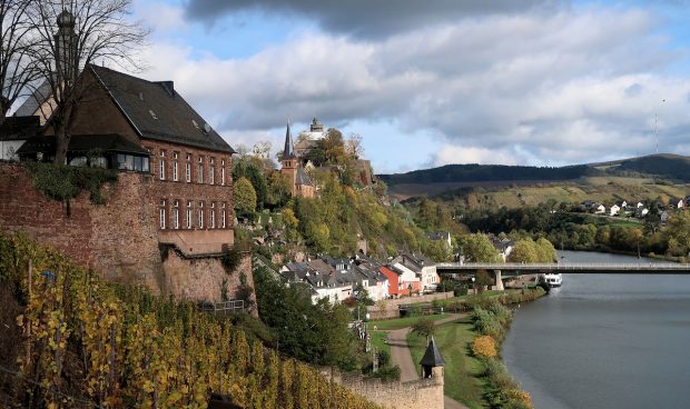 Saarburg aan de Saar, met de kerk en burcht op de achtergrond.