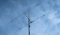 Onze mast, leeg 24m hoog, nú bijna 30m! Een 2 elements voor 10/15/20m, een 7 elements antenne voor de 2meterband en een vertical bovenin.