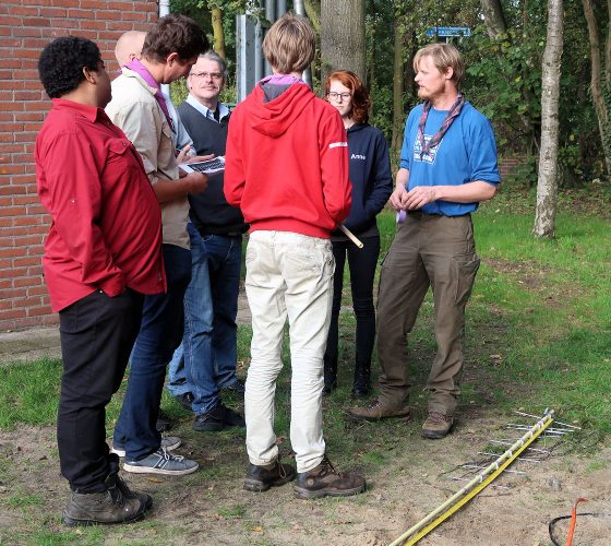 Joris (rechts) instrueert de scouts (en stamleden) over het gereedmaken van de antenne.