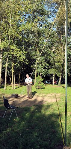 De antenne met 27 elementjes, gericht op de maan.