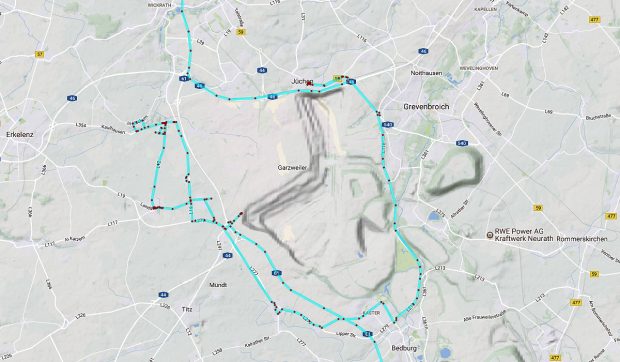 De Google-map van het gebied met in het midden de groeve. De blauwe lijnen met rode stippen geven de route aan die we hebben gereden (GPS-tracking).