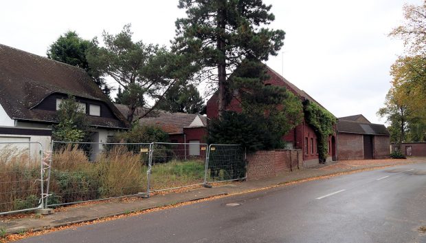 Een bungalow met garage, al enkele jaren leeg. Uit het buurhuis moet een boerengezin, de laatste inwoners van het dorp, binnenkort vertrekken.