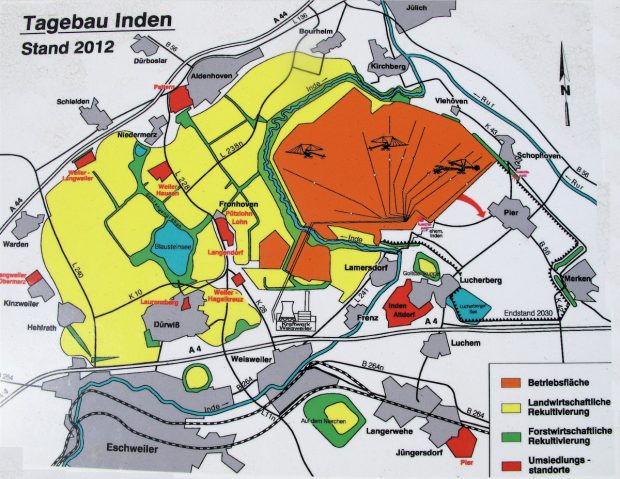 Groeve Inden 2012. Geel is leeggehaald en heringericht. Oranje is het huidige gat, de pijl geeft de uitbreidingsrichting aan. Het dorp Pier moet verdwijnen, onderin beeld bij Jüngersdorf is al een nieuw dorp Pier gebouwd. Het riviertje de Inde is volledig omgeleid in een nieuwe bedding.