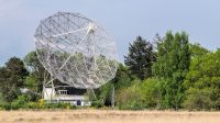 De radiotelescoop in Dwingeloo, met 25m doorsnede ooit de grootste ter wereld, gaat proberen onze signalen via de maan op te vangen! [Foto Veron]