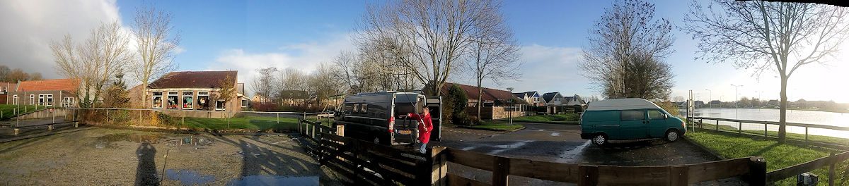 Een panoramafoto van de camperplaats naast het kaats-veldje waarop we de antennemast gaan opzetten. Rechts de ijsbaan.