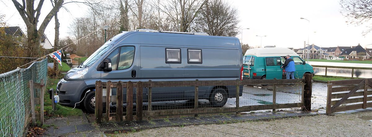 Op de camperplaats in IJlst, de auto aan de stroom! Het Friese vlaggetje zit aan een tuidraad zodat er niet iemand tegenaan loopt...