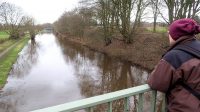 De brug bij de camperplaats: rechts achter de bomen staan de campers.