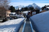 Bij aankomst in het skigebied met de lopende band de heuvel op.