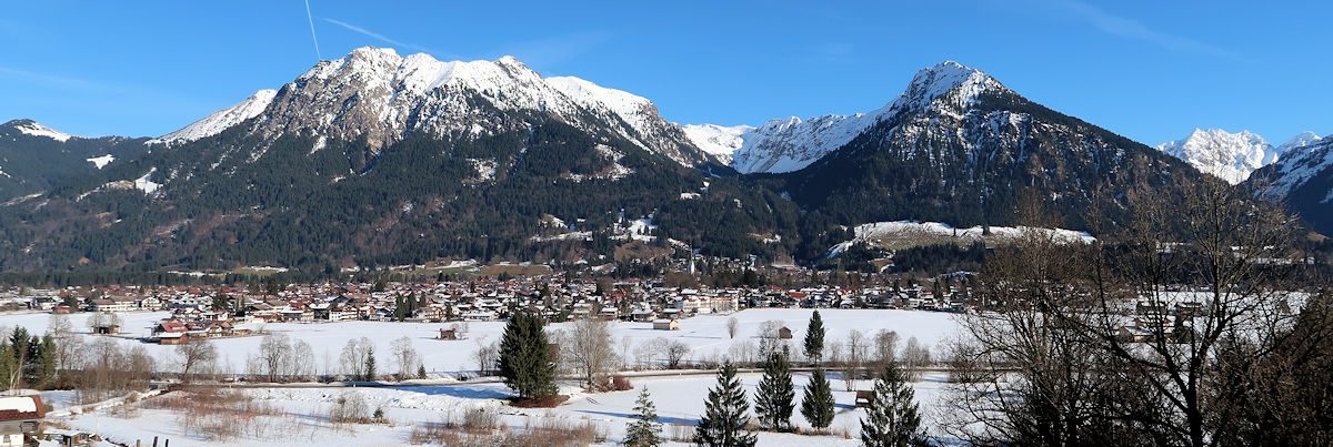 Oberstdorf. Herkenbare punten: de kerktoren en rechts daarvan de springschanzen op de achtergrond.