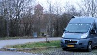 Camperplaats net buiten het centrum van Rothenburg ob der Tauber. Stadsmuren op de achtergrond.