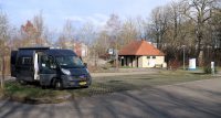 De camperplaats: rechts toiletgebouw, de sanizuil en een stroompaal. 