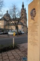 Een Nederlandstalig monument, de auto, daarachter de Dom van Fulda.