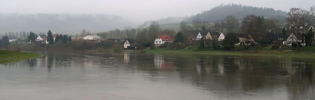 Polle, in de vrijdagochtend nevelen. Gezien vanaf de veerboot.