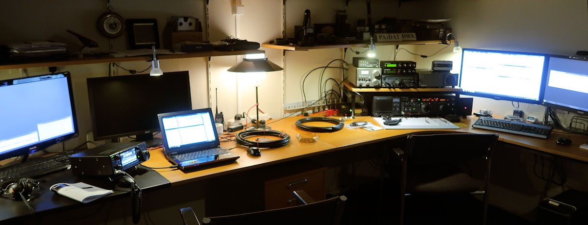 De opstelling voor de PACC: links Femma, IC-7300, spraak. Rechts Aloys, FT1000mp Mark V, telegrafie. De twee coaxrollen op tafel zijn bandfilters.