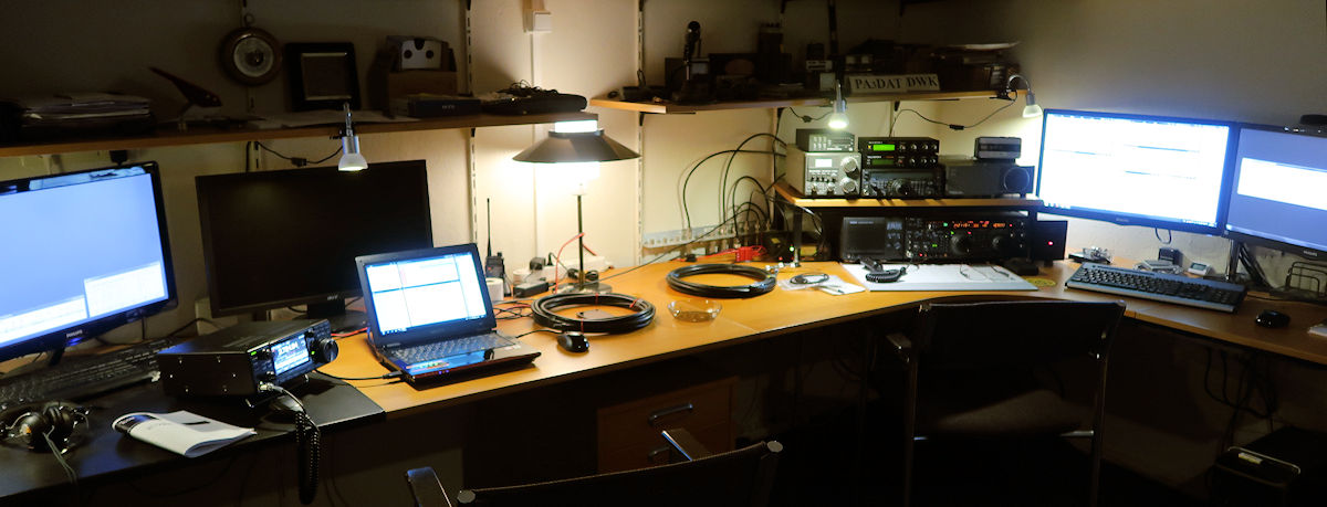 De opstelling voor de PACC: links Femma, IC-7300, spraak. Rechts Aloys, FT1000mp Mark V en telegrafie.