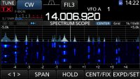 Het beeldscherm van de Icom IC-7300. In een stukje van 10 KHz breed zitten wel 20 telegrafisten!