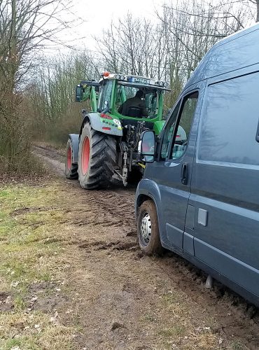 De trekker trekt ons, voor de zekerheid, tot het eind van het weggetje.