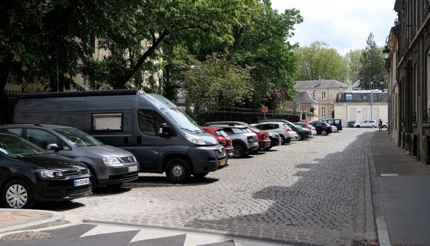 Een parkeerplaats in het centrum van Reims, bij de kathedraal.