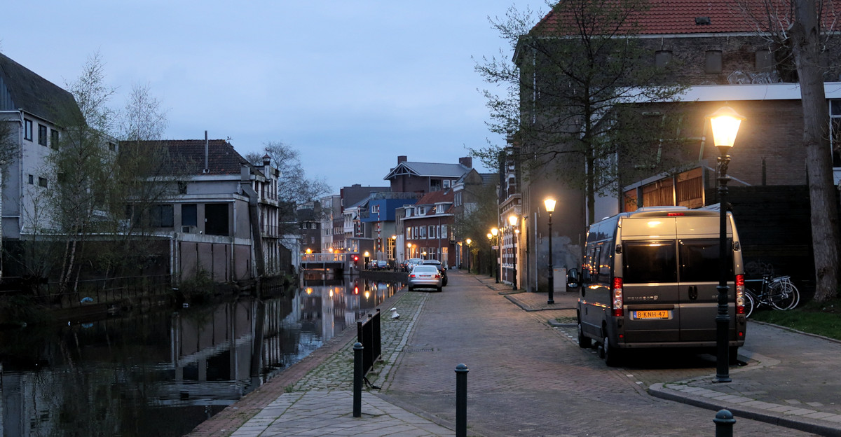 De avond valt langs de Schie in Schiedam...