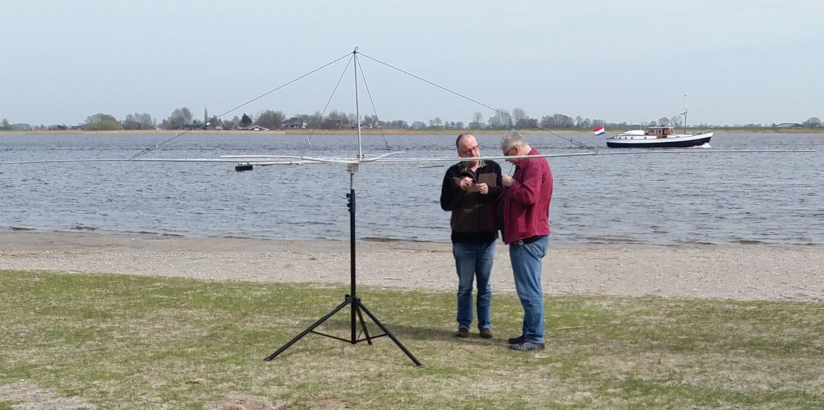 Overleg bij de antenne...