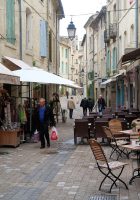 Levendige straatjes in Uzès.