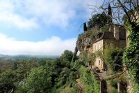 Montfort ligt op de rand van een plateau en kijkt uit over het dal van de Dordogne in de diepte.