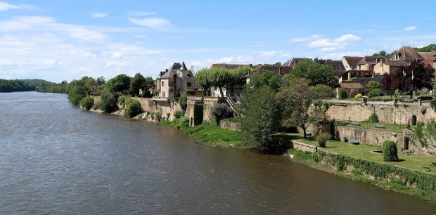 Het dorpje Lalinde langs de Dordogne.