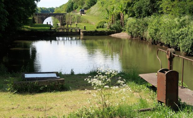 Een geocache zoeken bij een verlaten sluizencomplex.