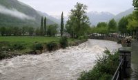 Woest stromende rivier. Smeltwater van de warme dagen of regenwater van afgelopen nacht? De combinatie waarschijnlijk.