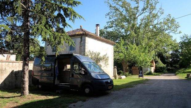 Wij staan aan de zijkant van het chateau.