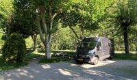 Camperplek naast een parkje in het dorp Arre.