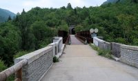 Het oude spoortraject, spoorbrug en tunnel: nu een fiets/wandelpad.