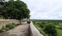 Wandelen langs (over?) de buitenmuur van dit oude plaatsje.