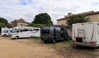 Veel campers op het erf van de wijnboer in Uzes. Nederlanders, Duitsers en een Belg.