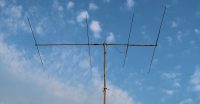 De 4-elements Yagi voor de 6 meterband, op de stalen mast 7,5m hoog.