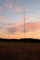 Vrijdagavond: Joeri's mastje met draadantenne, mijn mastje met 4 el. Yagi voor 50MHz.