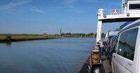 Op de veerboot over de Elbe. Toch nog een klein half uur varen.