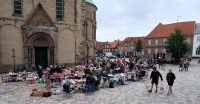 Kinder-rommelmarkt op het marktplein.