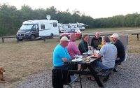 Aan de barbecue op Kloevergaardens Autocamper Parkering.